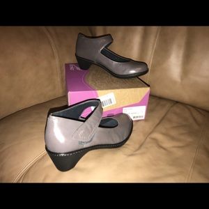 Dansko Size 11 Grey Kidskin